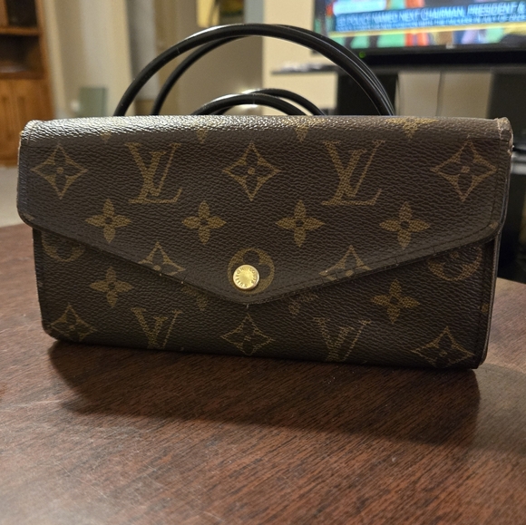 Authentic Louis Vuitton luxurious long monogram wallet in great condition - Picture 2 of 16